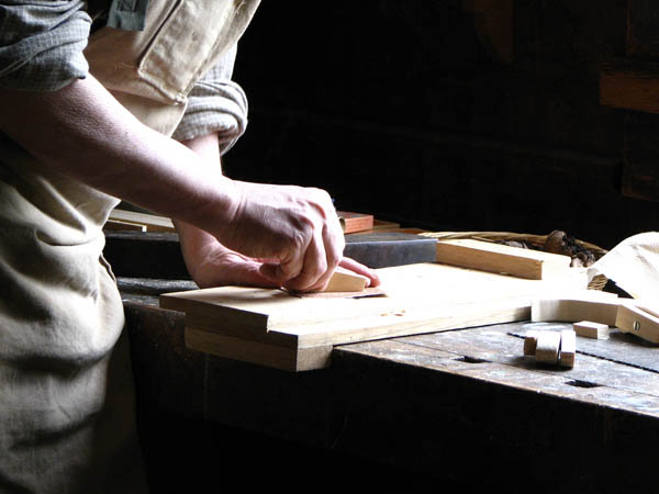 Nuestro equipo de profesionales cuenta  con muchos años de contrastada <strong>experiencia</strong> en el sector de la <strong>carpintería de madera en Fene</strong>.